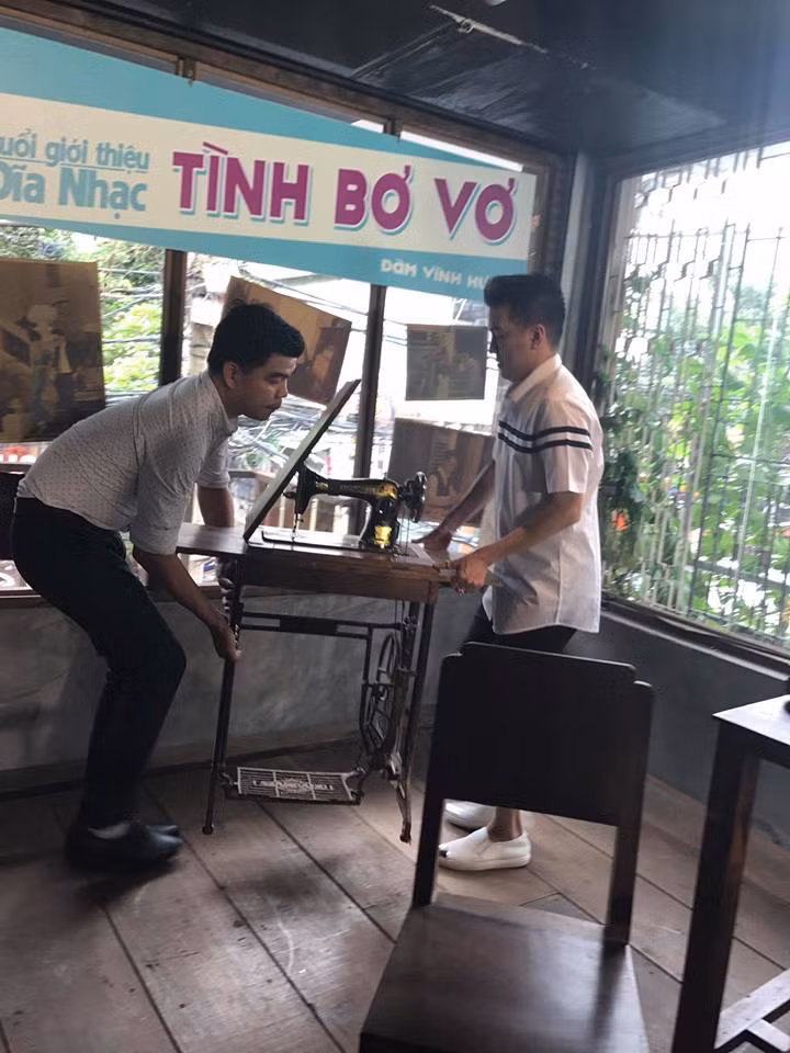 Ngay sau khi đăng tải những hình ảnh này, cộng đồng mạng và người hâm mộ dành cho Đàm Vĩnh Hưng những lời khen ngợi không ngớt về sự gần gũi, giản dị của anh. "Không có việc gì khiến Đàm Vĩnh Hưng ngại ngần", "Để đúng ý tưởng nên anh đã trực tiếp xắn tay áo vào việc, nể anh"...là một trong những chia sẻ của fan gửi đến Mr.Đàm