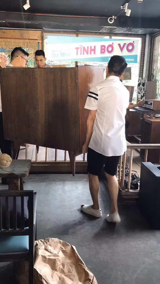 Được biết, "Tình bơ vơ" là tuyển tập rất đặc biệt mà Đàm Vĩnh Hưng mất 4 năm để thực hiện. Album gồm toàn những ca khúc được giọng ca "Vì anh là soái ca" gọi là "hoa hậu của các hoa hậu", còn lại cũng ở mức "á hậu" chứ không có bài nào thuộc dạng bình thường.