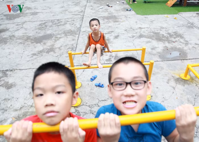 Trước kia trẻ em ở đây chỉ chơi trong một nhóm nhỏ, thế nhưng khi có sân chơi mới, đã liên kết giữa trẻ em ở các khu phố lại với nhau.