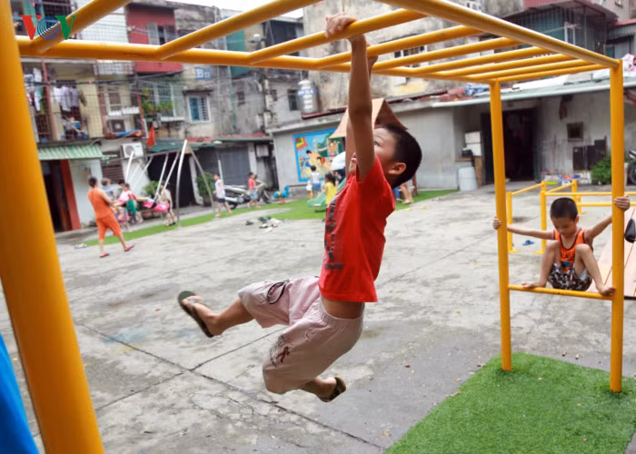 Hoạt động thể chất được khuyến khích nhằm giúp trẻ em phát triển tối đa hình thể trong thời buổi các thiết bị điện tử chi phối một bộ phận lớn giới trẻ gây ra những tác động không tốt.