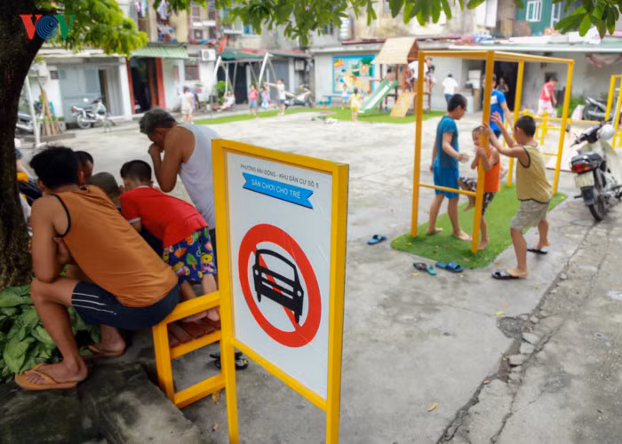 Bảng nội quy thông báo rõ ràng 1 số quy định như: khu vực trẻ em không được hút thuốc, uống rượu, mang vật nuôi vào sân, không xả rác, tranh giành, đánh nhau...