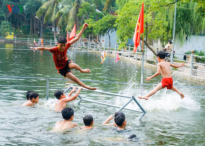 Trước đó, tại Hoài Đức, Hà Nội, người dân đã cải tạo ao làng 7000m2 thành bể bơi công cộng cho trẻ em và người dân. Không những là nơi giúp em tập bơi tránh tình trạng đuối nước mà còn tạo ra không gian sinh hoạt rất bổ ích.