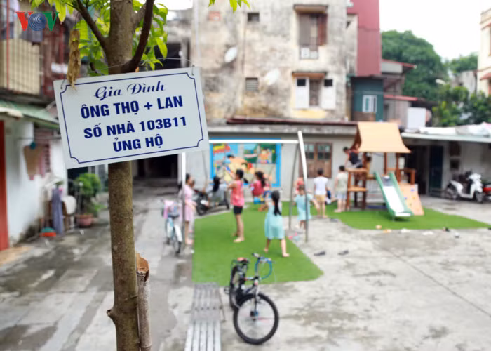 Tuy nhiên, nhờ sự góp sức của Viện Nghiên cứu phát triển kinh tế - xã hội Hà Nội (HISEDS), UBND phường Mai Động, người dân khu vực và một số tổ chức quốc tế phối hợp đã cải tạo bãi đất thành khu vui chơi cho trẻ em, nơi sinh hoạt công cộng cho người dân.