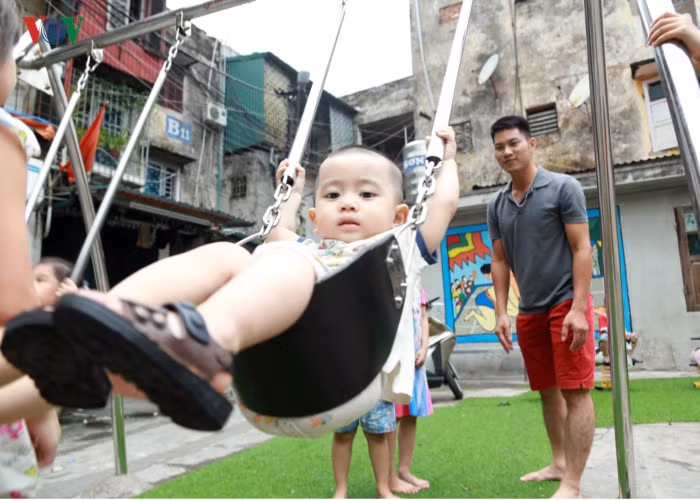 Có thể nói đây là một trong những hoạt động rất ý nghĩa, vừa tránh được sự lãng phí không gian sống vừa tạo ra khu vực sinh hoạt cộng đồng vốn đã rất chật chội ở những thành phố đông đúc như Hà Nội. Dù mới đi vào hoạt động được hơn 1 tuần nhưng sân chơi mới này đã thu hút rất nhiều trẻ em có nhà liền kề và cả những em từ tổ dân phố khác.