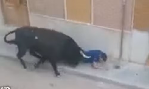 Bo 1 tan don thanh nien vao duong cung roi huc chet