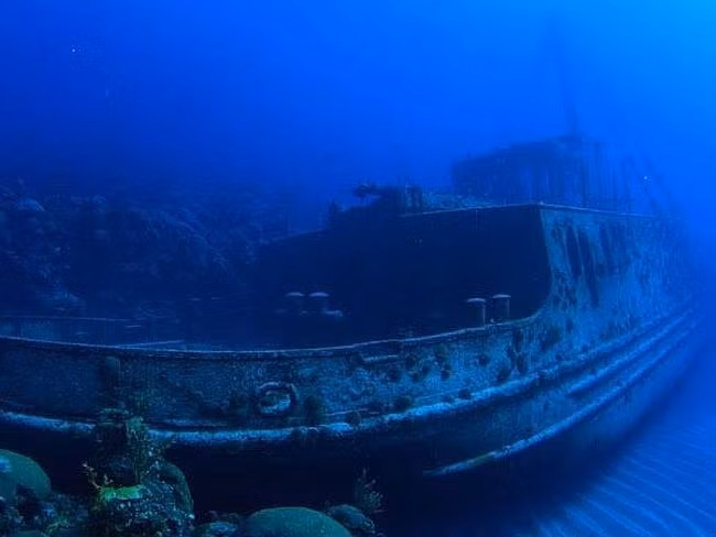 Nhiều "bức điện tử thần" cuối cùng gửi về là những câu nói vô nghĩa của phi công hoặc thủy thủ đoàn, họ nhắc đến: "Vùng nước trắng", "mặt biển xao động", "la bàn đột ngột xoay tít mù"... trước khi biến mất một cách vô cùng đơn giản.