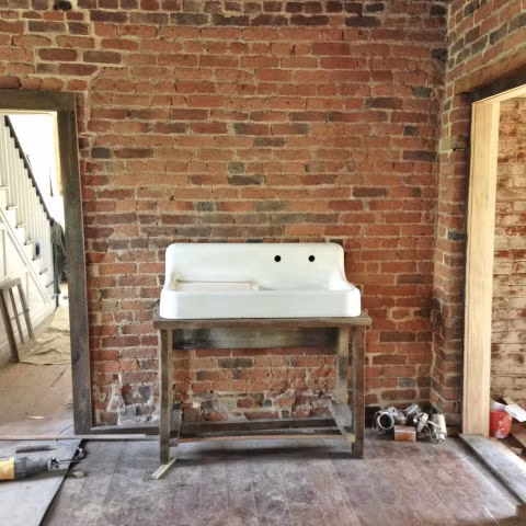  Ngôi nhà này nằm ở một vùng quê yên bình thuộc ngoại ô Washington, nước Mỹ. Nó được xây dựng từ thế kỷ trước và đã bị bỏ hoang từ thập niên 90, trước khi chủ sở hữu hiện tại phát hiện ra nó. Từ khi nhìn thấy ngôi nhà, vợ chồng Sarah Holway, một giáo viên nghệ thuật, đã ngay lập tức muốn sửa sang nó thành tổ ấm của mình. Anh chị đã mua lại ngôi nhà cũ và bắt tay vào cải tạo nó thành không gian sống lý tưởng. Cùng chiêm ngưỡng chùm ảnh trước – sau dưới đây để thấy được sự lột xác hoàn hảo của căn nhà.