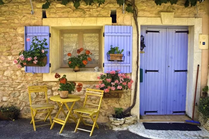 Ngôi nhà nhỏ xinh, đẹp lãng mạn như trong phim nhờ những khóm hoa bên cửa sổ.