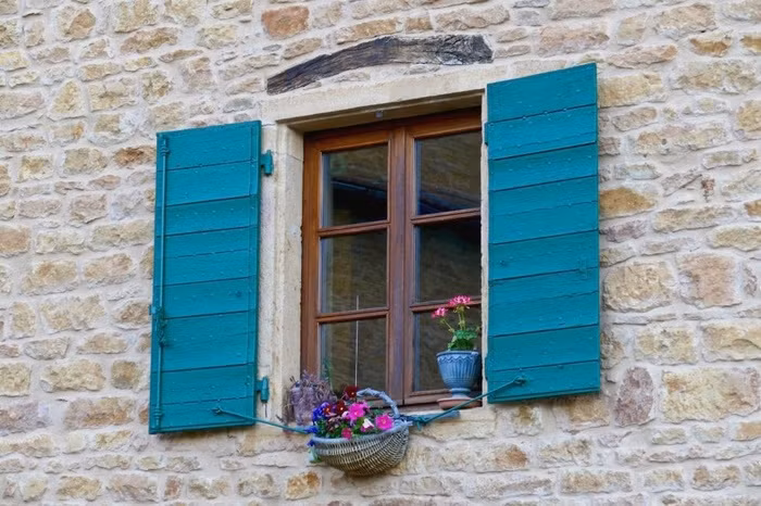 Nếu cửa sổ nhà bạn hơi nhỏ và bạn chẳng có nhiều diện tích để trồng hoa, hãy thử treo một giỏ hoa xinh xắn.