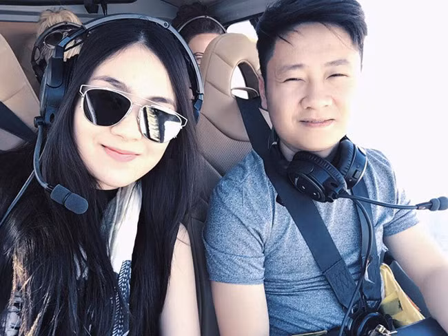 Trong ngày cưới của Mai Ngọc, cô còn được nhà chồng đặt riêng chiếc váy cưới được đính 10.000 viên pha lê, ngọc trai cùng nhiều loại đá cao cấp. Tất cả đều được làm thủ công và mất gần 2 tháng mới có thể hoàn thành chiếc váy này. Hôn lễ của cả hai được xem là một trong những đám cưới xa hoa bật nhất Hà thành.