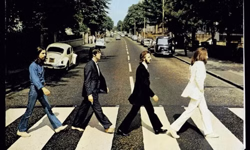 Ảnh bìa album "Abbey Road" của nhóm nhạc huyền thoại The Beatles được chụp tại con đường ngay bên cạnh phòng thu. Vào thời điểm chụp bức ảnh kinh điển này, các phương tiện giao thông đã phải tạm ngừng lưu thông vài phút để nhiếp ảnh gia tác nghiệp. Khi nhìn kỹ bức ảnh, mọi người nhận thấy một khách du lịch người Mỹ đi bộ gần đó và trò chuyện với cảnh sát trong chiếc xe đậu bên phải đường. Người này khá ngạc nhiên khi nhìn thấy những người đàn ông lui tới trên con đường kẻ vạch trắng nhưng nhanh chóng quên đi. Một năm sau khi bức ảnh được chụp, người đàn ông trên mới phát hiện mình xuất hiện trên ảnh bìa album của nhóm nhạc nổi tiếng thế giới The Beatles.