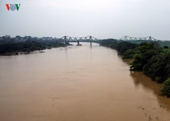 Đến 7h ngày 24/7 mực nước tại Hà Nội sẽ ở mức 7,80m, kèm theo dòng chảy xiết. Bãi đất bồi giữa sông Hồng lộ ra khi mùa khô đã hoàn toàn biến mất.