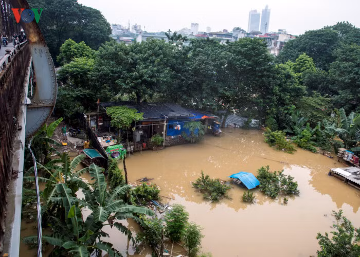 Nhiều ngôi nhà xung quanh khu vực sông Hồng chìm trong nước.
