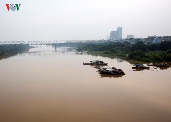 Dự báo, mực nước sông Hồng trong thời gian tới có thể tiếp tục dâng cao khi mùa mưa bão đang vào thời gian cao điểm.