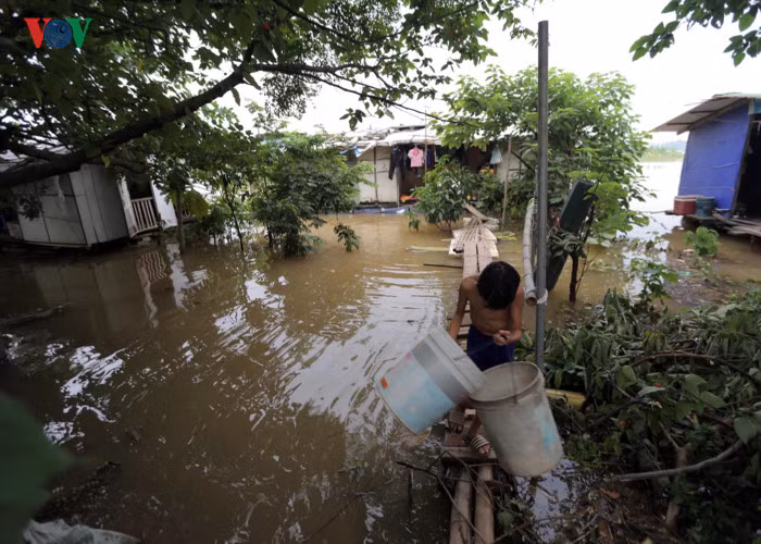 Cuộc sống nhiều hộ dân ở khu vực này bị đảo lộn khi nước dâng cao.