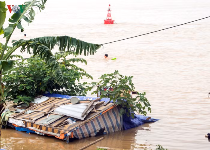 Nước dâng ngập cả ngôi nhà gần bãi tắm tiên.