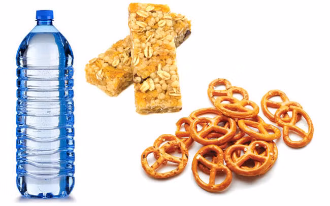 5. Mang theo nước/đồ ăn nhẹ khi dã ngoại Trẻ em cần đồ ăn nhẹ khi cùng người lớn khám phá ngoài trời và bạn sẽ tốn nhiều tiền để mua những đồ này dọc đường. Hãy cho vài miếng bánh vào trong túi và lấy ra khi trẻ cần nạp năng lượng. Bạn cũng đừng quên mang theo nước khi tham quan ngoài trời.