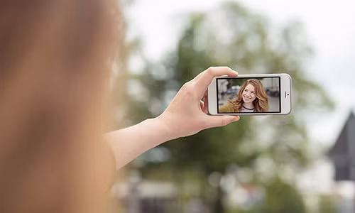 Nhiều người cảm thấy "thiếu vắng" điều gì đó khi không có bức ảnh selfie nào trong ngày. Nhiều người cảm thấy "thiếu vắng" điều gì đó khi không có bức ảnh selfie nào trong ngày.