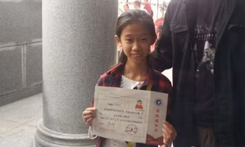 Nu sinh 10 tuoi tro thanh tan sinh vien tai Trung Quoc