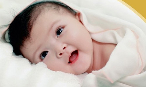 Việc tóc em bé sinh ra vàng hay đen, thẳng hay loăn xoăn, dày hay mỏng phụ thuộc phần lớn vào gen di truyền. (Ảnh minh họa)