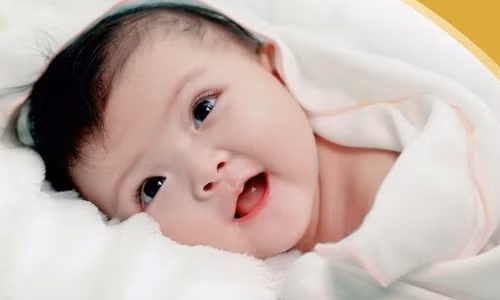 Việc tóc em bé sinh ra vàng hay đen, thẳng hay loăn xoăn, dày hay mỏng phụ thuộc phần lớn vào gen di truyền. (Ảnh minh họa)