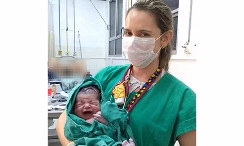 Nu y ta de lo canh san phu nam "to ho" tren ban de