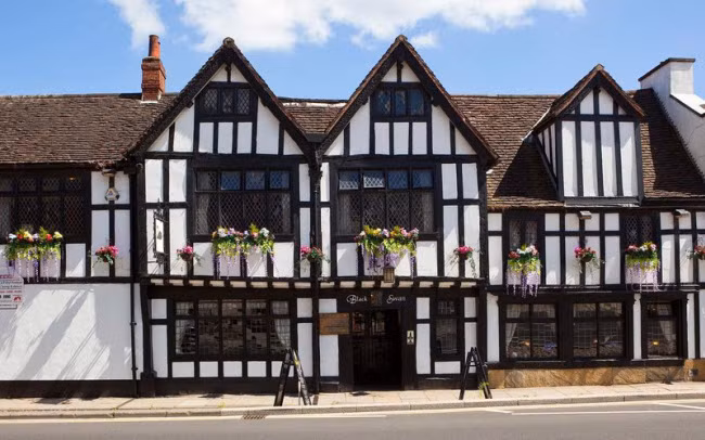 4. Khách sạn Black Swan, Anh Được xây dựng từ thế kỷ thứ 5, khách sạn này là địa điểm lý tưởng để khám phá văn hóa và ẩm thực truyền thống của vùng York. Một vài bóng ma được cho là xuất hiện tại đây, bao gồm người đàn ông với chiếc mũ quả dưa và cụt 2 chân.