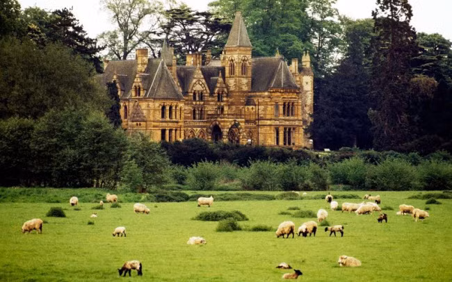 1. Khách sạn Ettington Park, Anh Tòa nhà được xây dựng từ thế kỷ thứ 19 tại một thung lũng xanh mát, nhưng nó được cho là bị ma ám. Một trong những bóng ma này là Lady Emma, người phụ nữ mặc trang phục trắng thoắt ẩn thoắt hiện dọc hành lang của ngôi nhà. Giá phòng tại tòa nhà bị ma ám này khoảng 124 USD vào đêm Halloween.