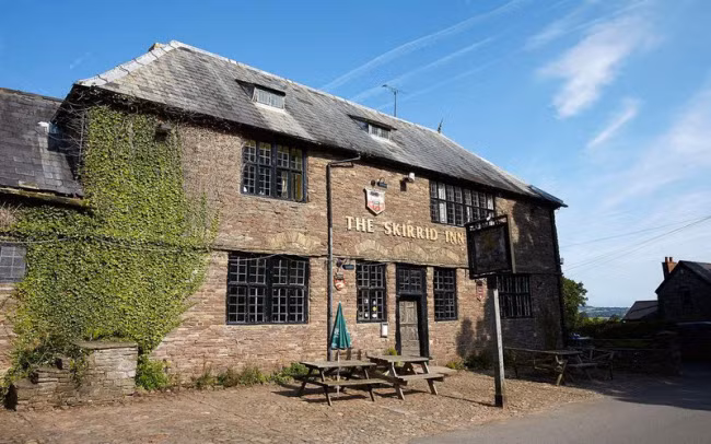 7. Khách sạn Skirrid Mountain Inn, Xứ Wales Khi tòa nhà còn là nơi xét xử tội phạm, khoảng 180 người đã bị xử án và thi hành án tử hình tại đây. Hiện tại, khách có thể tận hưởng các dịch vụ tiện nghi và ẩm thực hấp dẫn tại khách sạn này.