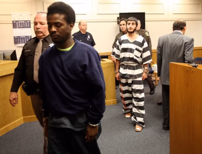 Detroit, Michigan, Mỹ là một thành phố bạo lực, nơi các băng nhóm cai quản mọi thứ. Có khoảng 2.135 tội phạm bạo lực trên 100.000 cư dân trong thành phố. Trong năm 2009 đã có hơn 379 trường hợp giết người.