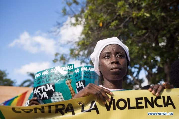 Santo Domingo, Cộng hòa Dominican, từ lâu đã có vấn đề với tội phạm. Khách du lịch là mục tiêu phổ biến của các băng nhóm.