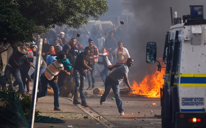 Cape Town, Nam Phi, được coi là một trong những thành phố đẹp nhất thế giới, nhưng đi kèm với đó là những vụ cướp phá, trộm cắp và giết người. Tỉ lệ giết người trên 100.000 người hiện đang là 65.53.