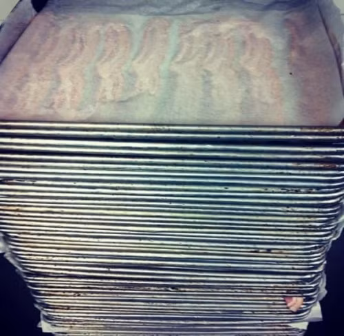 Cách nướng thịt xông khói thẳng đẹp Khi cho thịt xông khói vào lò nướng, hay xảy ra tình trạng miếng thịt bị xoắn hết cả lại, trông mất ngon đi. Để điều này không xả ra nữa, bạn hãy lót một tấm giấy dầu vào khay nướng, sắp thịt lên và thêm một tấm giấy dầu phủ lên trên thịt nữa là xong.