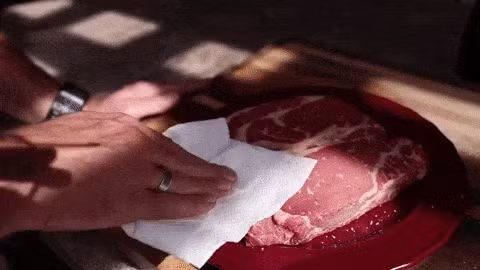 Để có một món thịt nướng/rán vàng hoàn hảo Thì hãy lau thật khô miếng thịt bằng khăn giấy ăn (loại dày, dủng trong nhà bếp để tránh khăn bị rữa ra) trước khi bắt đầu tẩm ướp, chế biến.