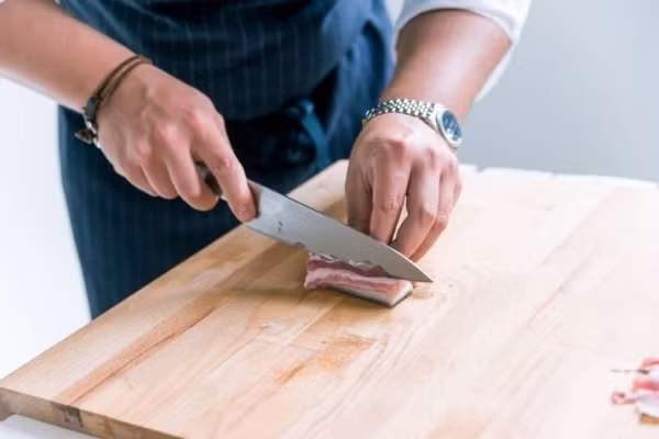 Cách cắt thịt đẹp mắt Thịt sống đôi khi cứ trơn tuột, khó cắt, và khi cắt rồi thì trông cứ nham nhở kiểu gì ấy. Bí kíp để cắt được miếng thịt đều và đẹp chính là làm đông lạnh khối thịt trước khi cắt. Thịt đông cứng và chắc hơn nhiều nên bạn sẽ không còn gặp khó khăn nữa.