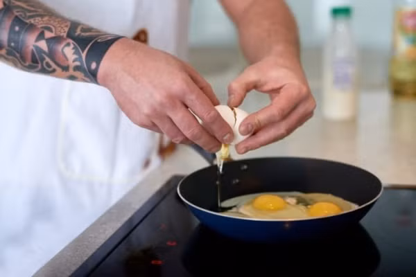 Chảo không dính chỉ nên dùng để chiên trứng Bởi vì nó quá mỏng và không giữ được độ nóng cần thiết để làm những món ăn khác. Lời khuyên của các đầu bếp dành cho bạn là nên chuyển qua dùng chảo gang hoặc thép.