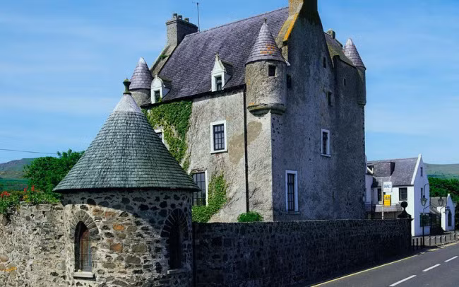 3. Lâu đài Ballygally, Ireland Chỉ cách thành phố Belfast 35 phút di chuyển bằng ô tô, lâu đài Ballygally được xây dựng từ thế kỷ thứ 17 và có hướng nhìn tuyệt đẹp xuống vịnh Ballygally. Hồn ma của bà Isabella Shaw được cho là lang thang qua các căn phòng, sau khi bà bị giam cầm tại đây bởi người chồng độc ác. Du khách có thể thuê phòng vào đêm Halloween với giá 145 USD.