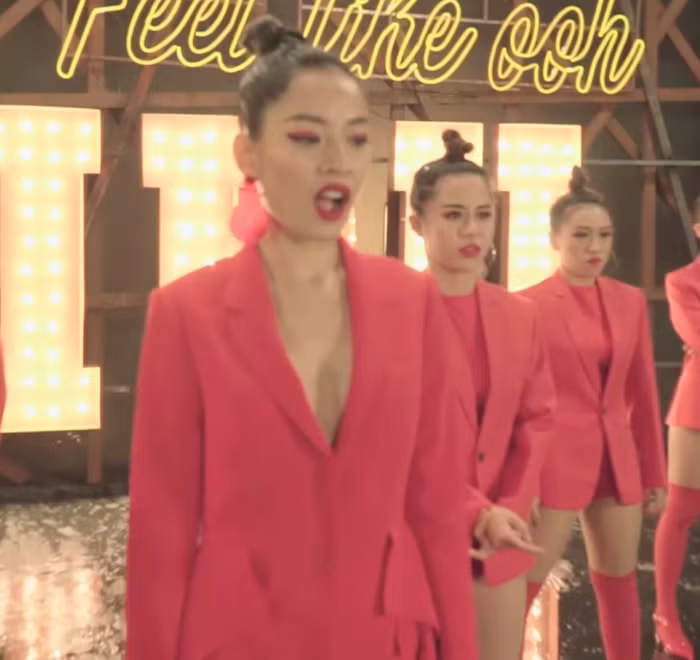 Thời gian gần đây, nhược điểm vòng một của Chi Pu dường như đã được khắc phục trong loạt hình ảnh mới. Do đó, khá nhiều người cho rằng Chi Pu đã nhờ đến "dao kéo" để cải thiện vóc dáng. Kết hợp với khoảnh khắc Chi Pu lộ vòng một nở nang trong đoạn clip hậu trường MV, cư dân mạng càng thêm tin vào nghi vấn này.