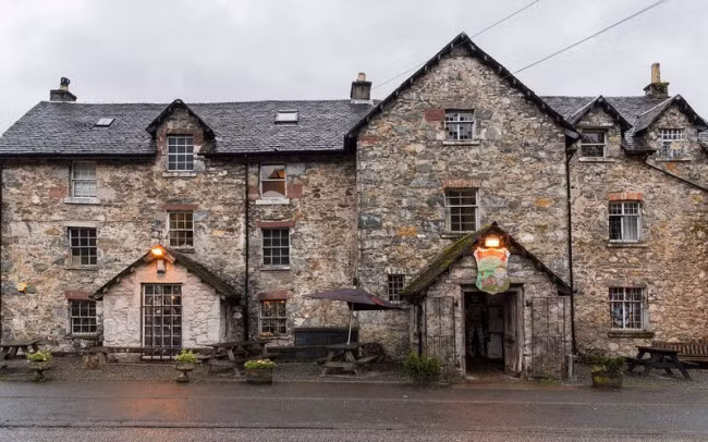 2. Nhà trọ Drover's Inn, Scotland Nằm tại hồ Lomond, nhà trọ kỳ lạ là nơi ở của một gia đình ma trong một truyền thuyết địa phương. Năm 1792, một gia đình trẻ đã trú ẩn ở đây để tránh bão tuyết, nhưng tất cả họ đều không sống nổi. Khách thuê phòng trọ sau đó cho biết, họ đã nhìn thấy bóng ma của các thành viên của gia đình này.