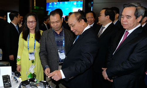 Thủ tướng Chính phủ Nguyễn Xuân Phúc đi thăm các gian hàng tại Hội thảo - triển lãm Smart Industry World 2017 (Ảnh: Quang Hiếu)