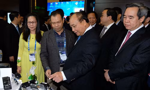 Thủ tướng Chính phủ Nguyễn Xuân Phúc đi thăm các gian hàng tại Hội thảo - triển lãm Smart Industry World 2017 (Ảnh: Quang Hiếu)