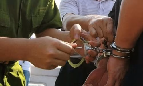 Bat hai ke gia danh canh sat hinh su tong tien nguoi dan