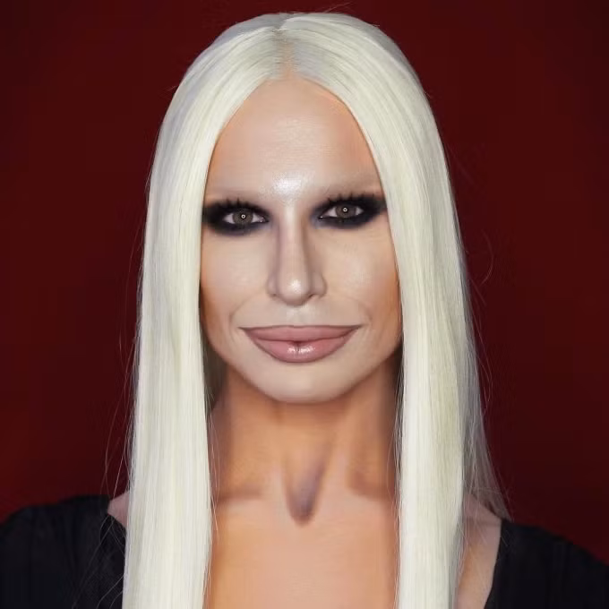 Nhà thiết kế tài năng sở hữu gương mặt lạnh lùng góc cạnh Donatella Versace đã trở nên thần bí hơn thông qua bàn tay tài hoa của Elliot.