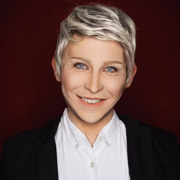 MC nổi tiếng bậc nhất của Mỹ Ellen DeGeneres đẹp và trẻ hơn rất nhiều sau khi được Elliot biến thành.