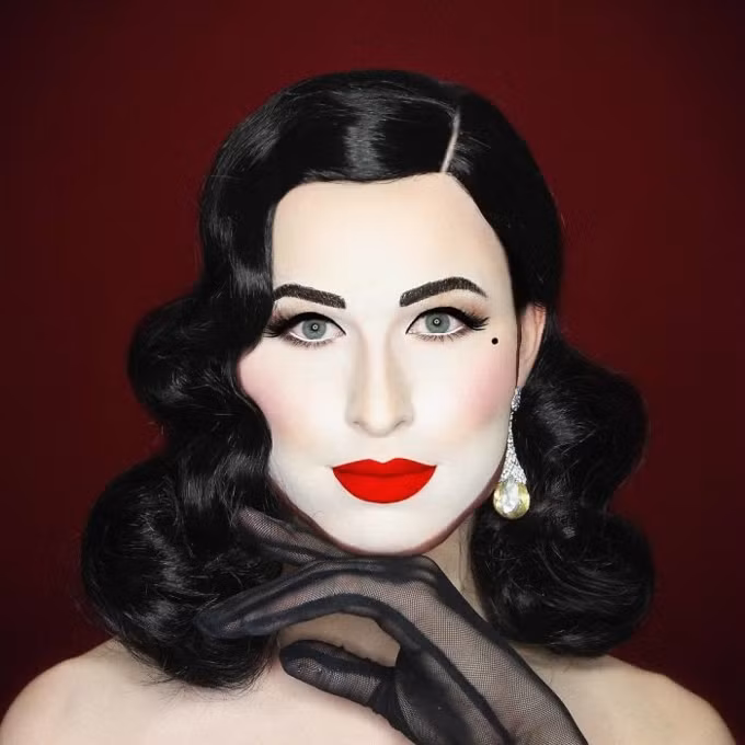 Elliot đã thật sự biến thành Dita Von Teese - nữ vũ công thoát y, người mẫu, nhà tạo mẫu thời trang, nhà văn và diễn viên nổi tiếng của Mỹ.