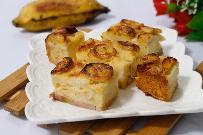 Bước 6: Bánh đã chín thì lấy ra để cho nguội bớt, dùng dao mũi nhọn lách 1 vòng xung quanh khuôn, nhẹ nhàng úp bánh ra đĩa rồi đem cất tủ lạnh khoảng 1-2 tiếng. Bánh chuối nướng ăn lạnh sẽ ngon hơn, bạn cắt bánh bày ra đĩa và thưởng thức.