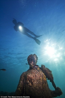 Antonio Busiello, nhiếp ảnh gia chuyên nghiệp ở Naples, đã lặn xuống đáy biển và ghi lại những hình ảnh ấn tượng về đền đài, tường, thành quách của thành cổ Baiae. Những dấu tích còn sót lại của sự xa hoa vẫn còn hiện hữu tại thành phố này.