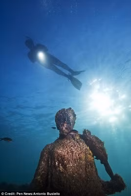 Antonio Busiello, nhiếp ảnh gia chuyên nghiệp ở Naples, đã lặn xuống đáy biển và ghi lại những hình ảnh ấn tượng về đền đài, tường, thành quách của thành cổ Baiae. Những dấu tích còn sót lại của sự xa hoa vẫn còn hiện hữu tại thành phố này.