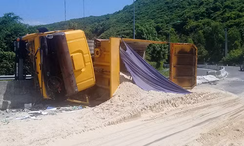 Xe tai tong sap dai phan cach, hang chuc khoi cat tran ra dai lo