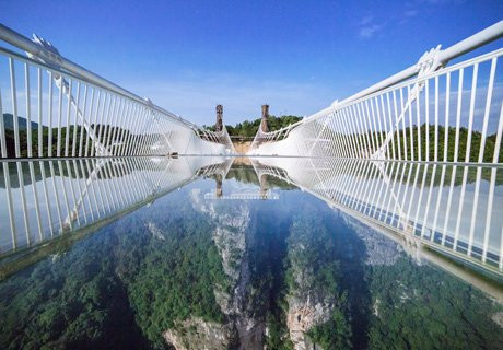 Cây cầu như vô hình để khách du lich nhìn thấy khung cảnh sâu hun hút bên dưới.